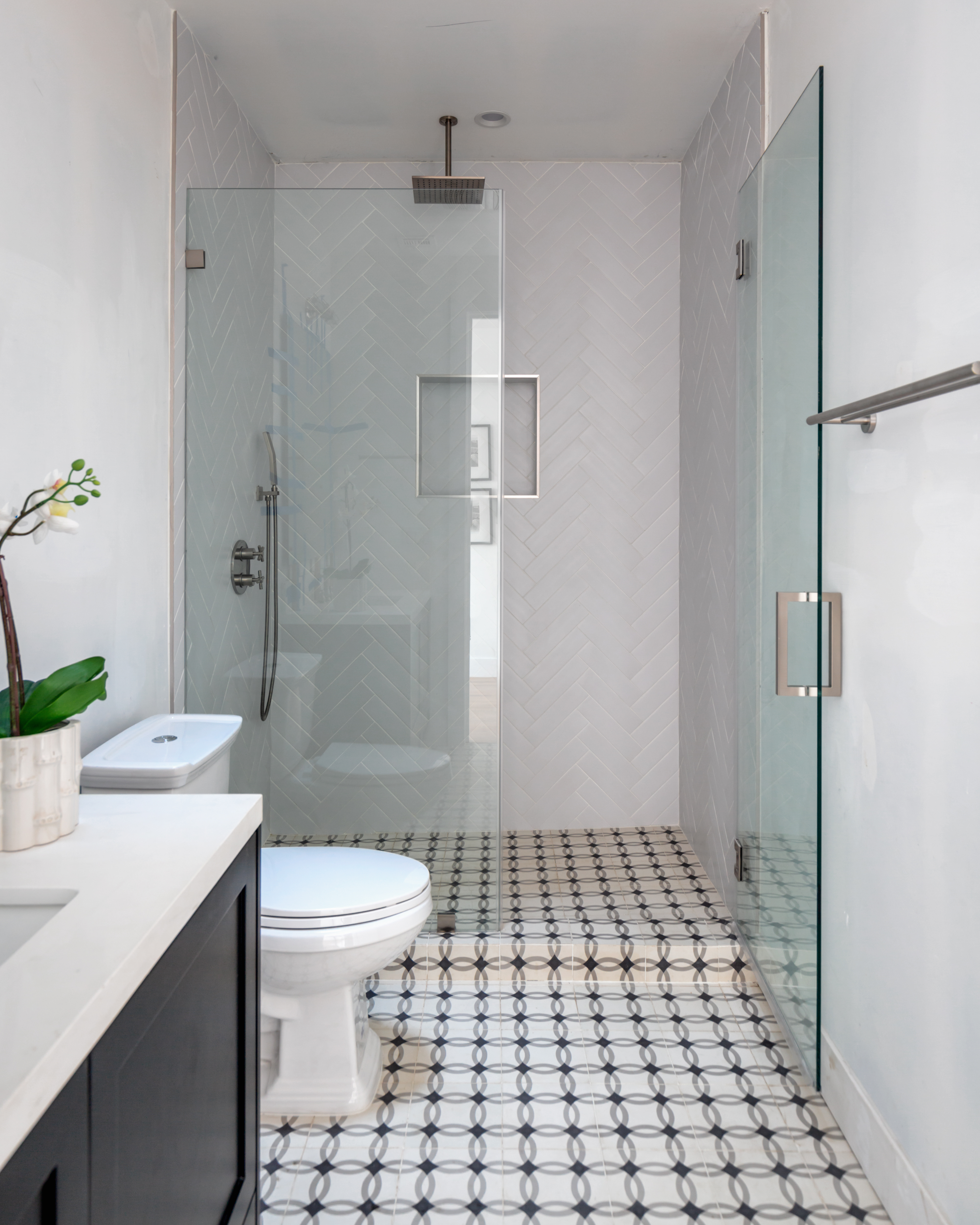 Curbless walk-in shower with a seamless tile transition